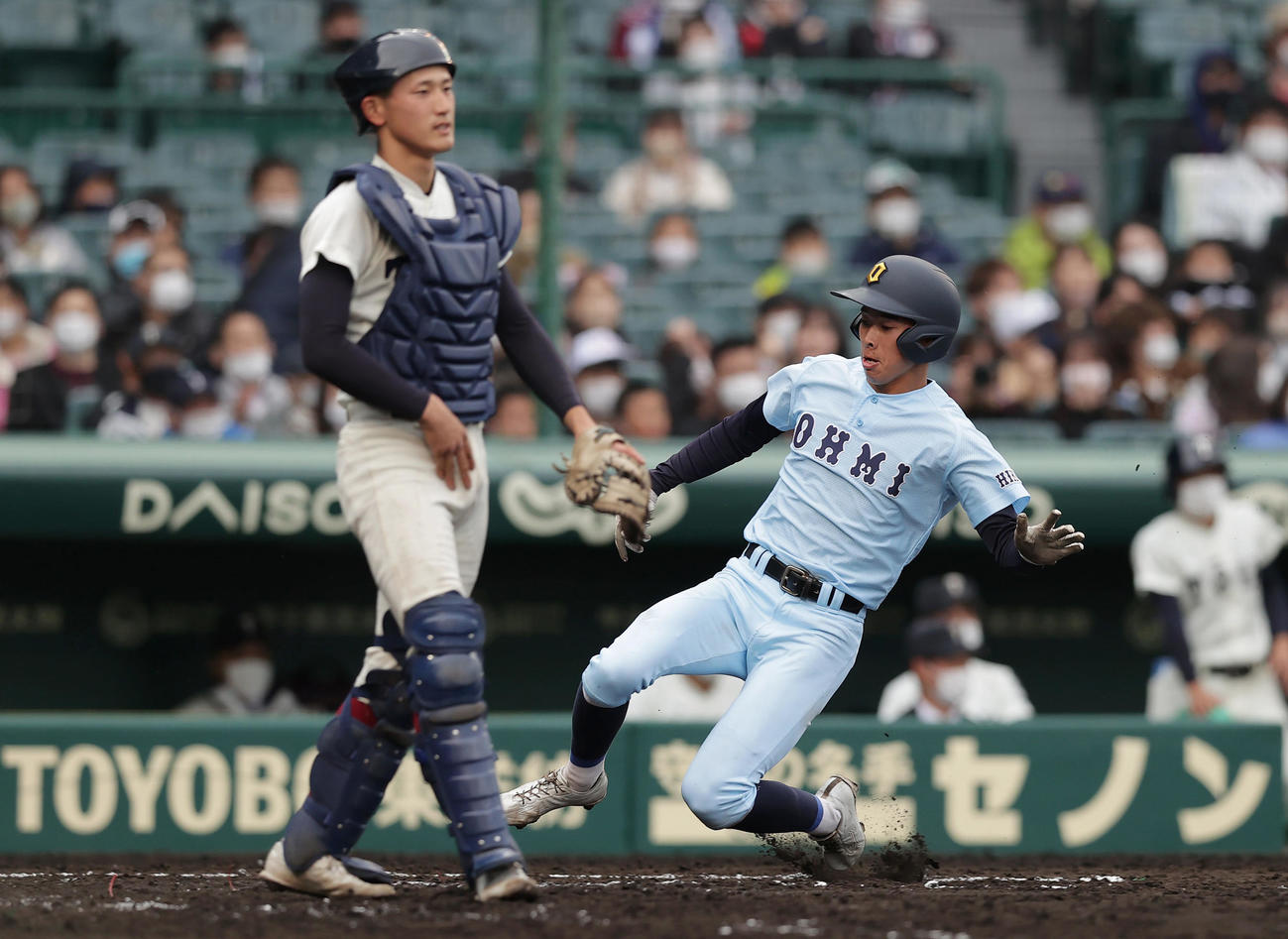 大阪桐蔭対近江　5回裏近江2死二塁、星野の打球を二塁手星子が後逸し、生還する川元。捕手は松尾（撮影・前田充）