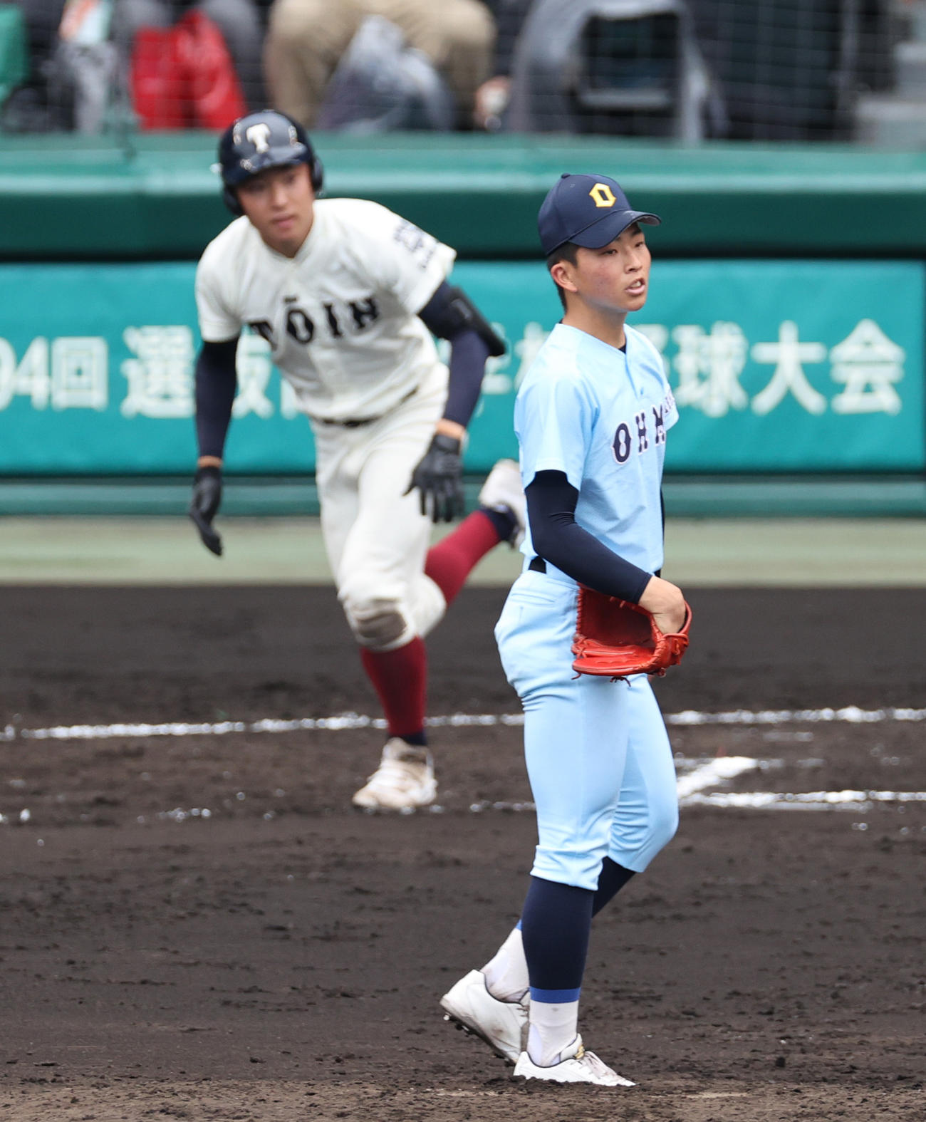 大阪桐蔭対近江　6回表大阪桐蔭2死一、三塁、星野（手前）は海老根に左越え3点本塁打を浴びる（撮影・上山淳一）
