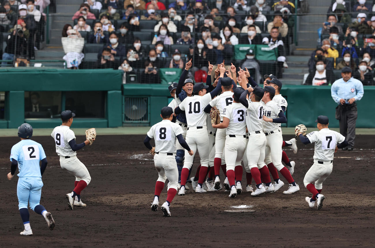 大阪桐蔭対近江　優勝を決めマウンドに駆け寄る大阪桐蔭ナイン（撮影・上山淳一）
