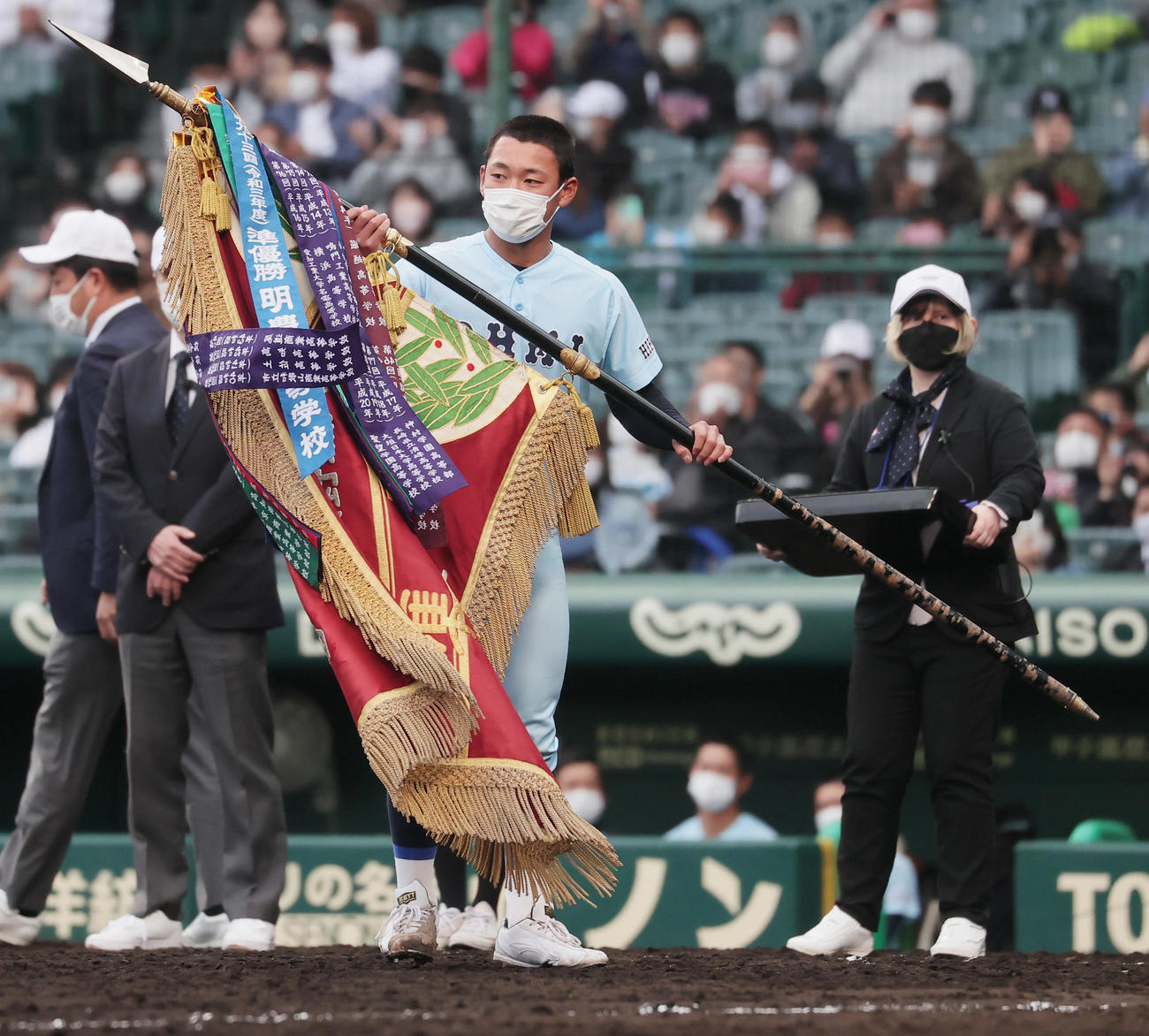 大阪桐蔭対近江　準優勝旗を手にする近江・山田（撮影・野上伸悟）
