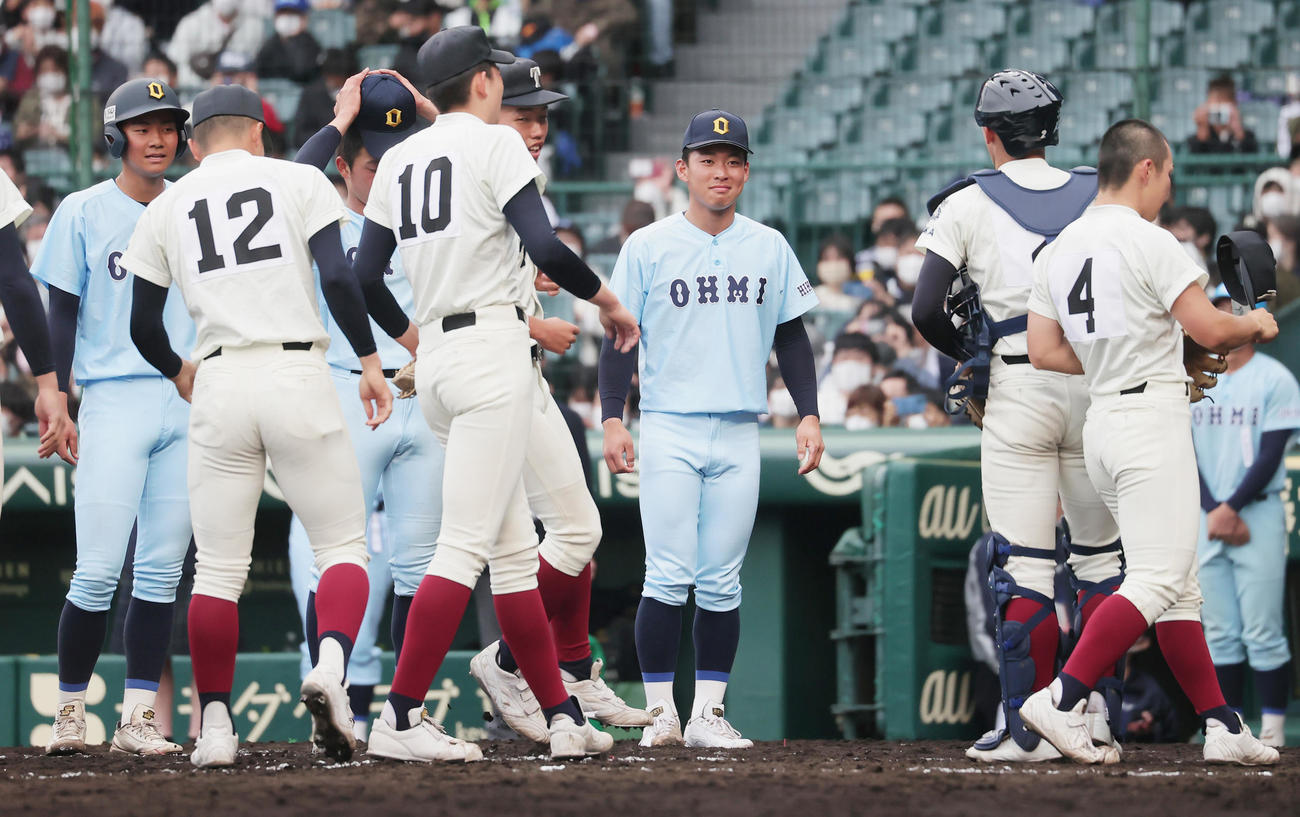 大阪桐蔭対近江　準優勝に終わるも、整列でさわやかな表情を見せる近江・山田（撮影・野上伸悟）