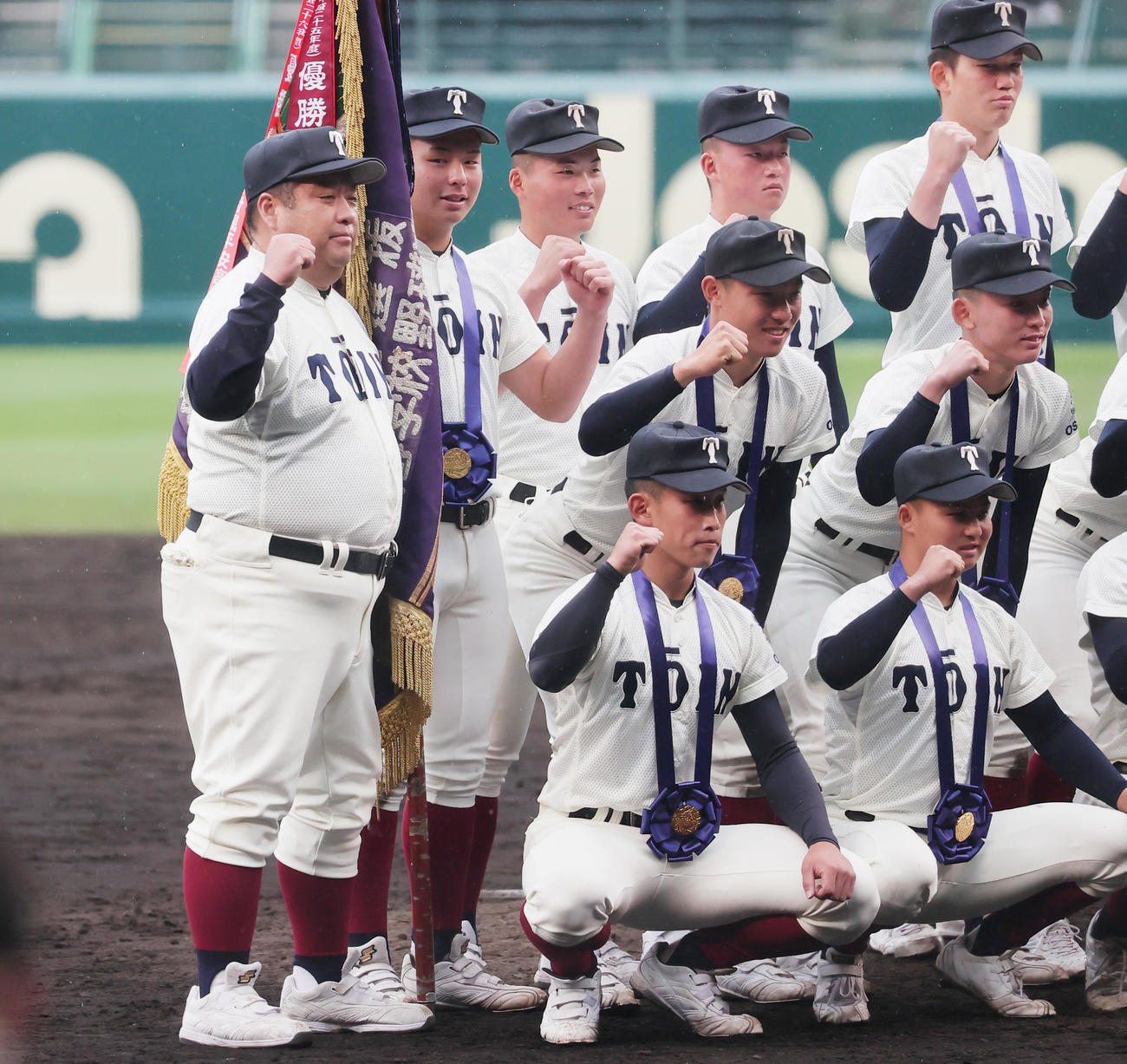 大阪桐蔭対近江　優勝し記念撮影する大阪桐蔭・西谷監督（左端）ら（撮影・野上伸悟）