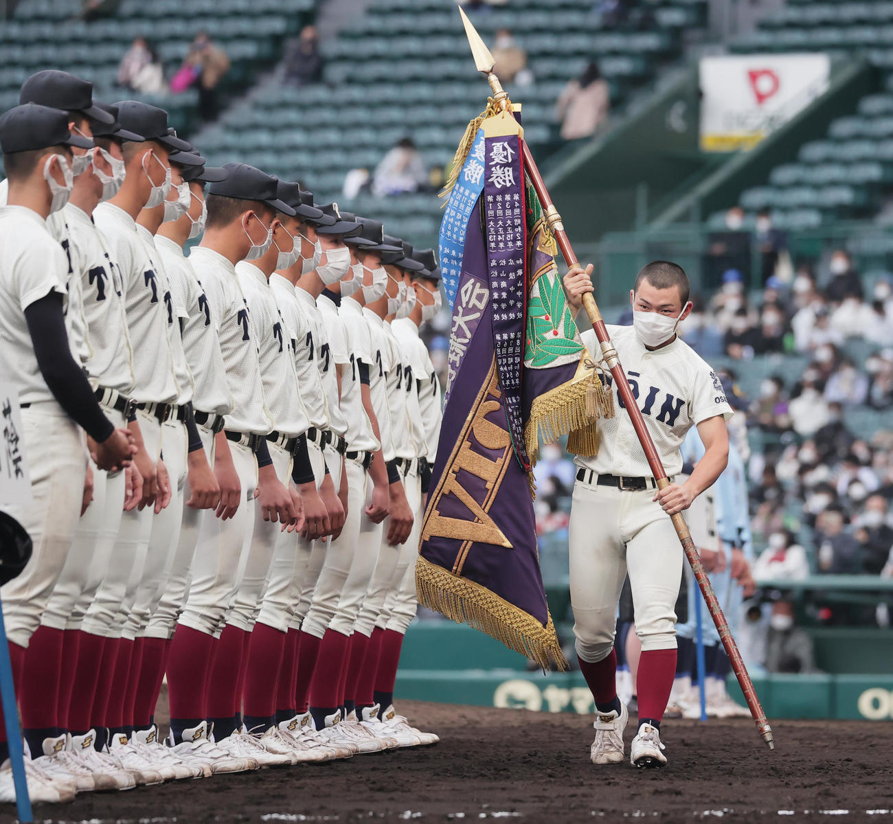 阪桐蔭対近江　優勝旗を手にする大阪桐蔭・星子主将（撮影・野上伸悟）