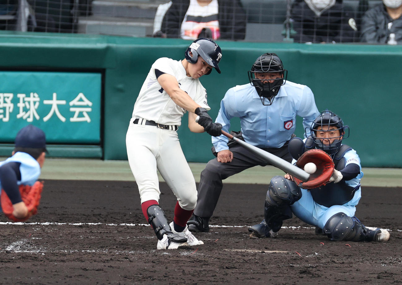 大阪桐蔭対近江　5回表大阪桐蔭2死二塁、星子は左前適時打を放つ（撮影・上山淳一）