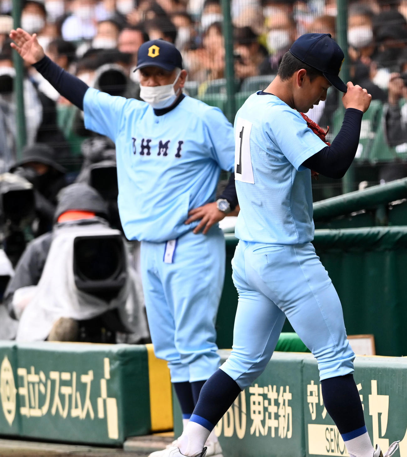 大阪桐蔭対近江　3回表大阪桐蔭無死、降板しベンチに下がる近江先発の山田（右）。左は多賀監督（撮影・前岡正明）