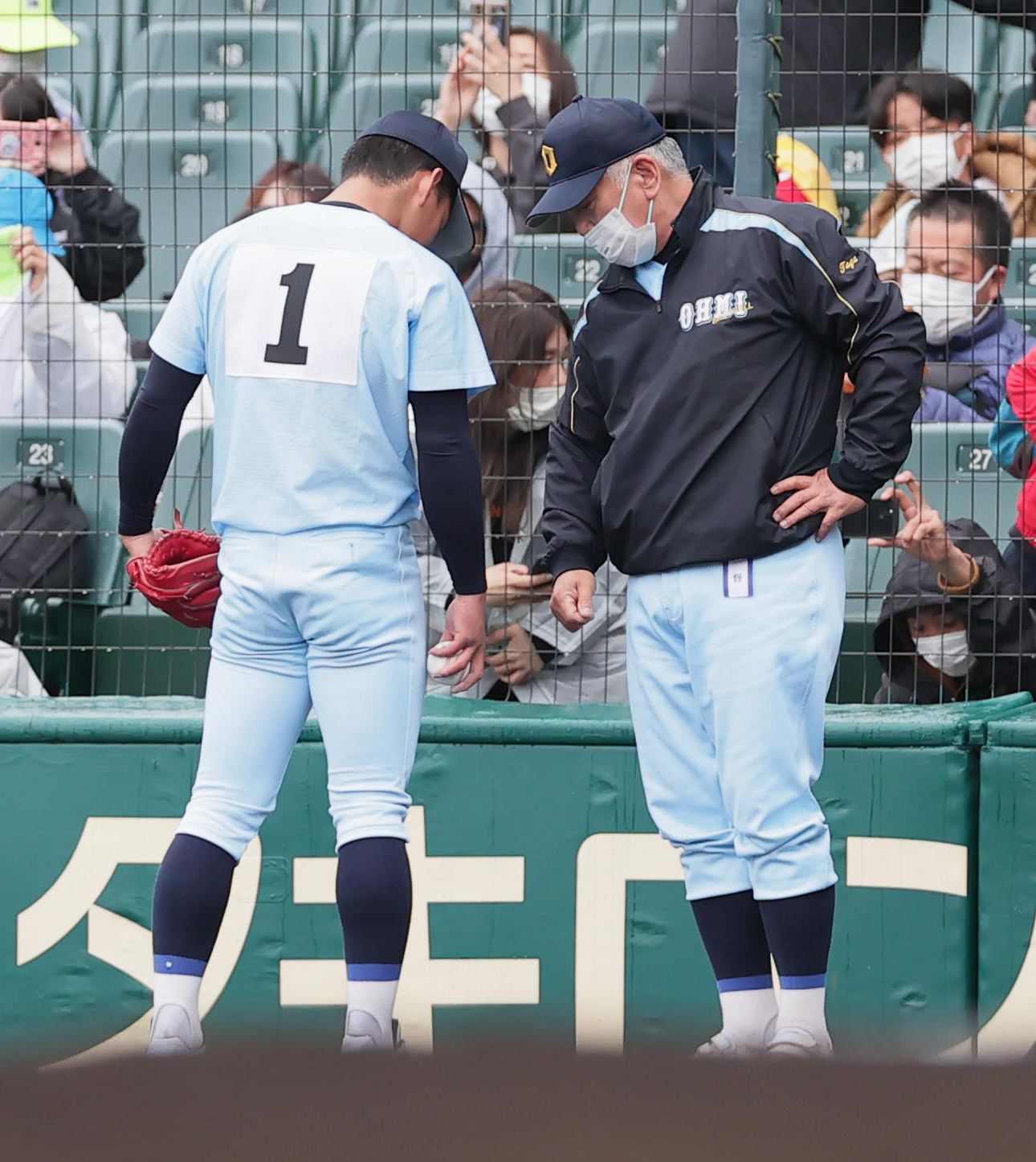 大阪桐蔭対近江　試合前のブルペンで話をする近江先発の山田陽翔（左）と多賀監督章仁（撮影・野上伸悟）