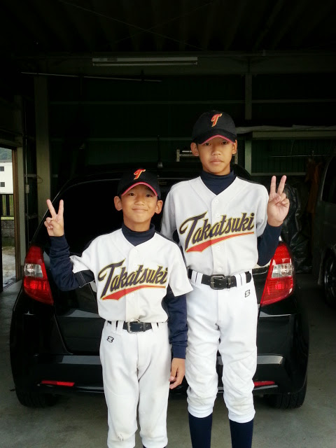 大阪桐蔭・前田は小学2年生当時、滋賀・高月町野球スポーツ少年団のユニホームを着て6年生の兄詠仁（えいと）さんとピースサイン（写真は家族提供）