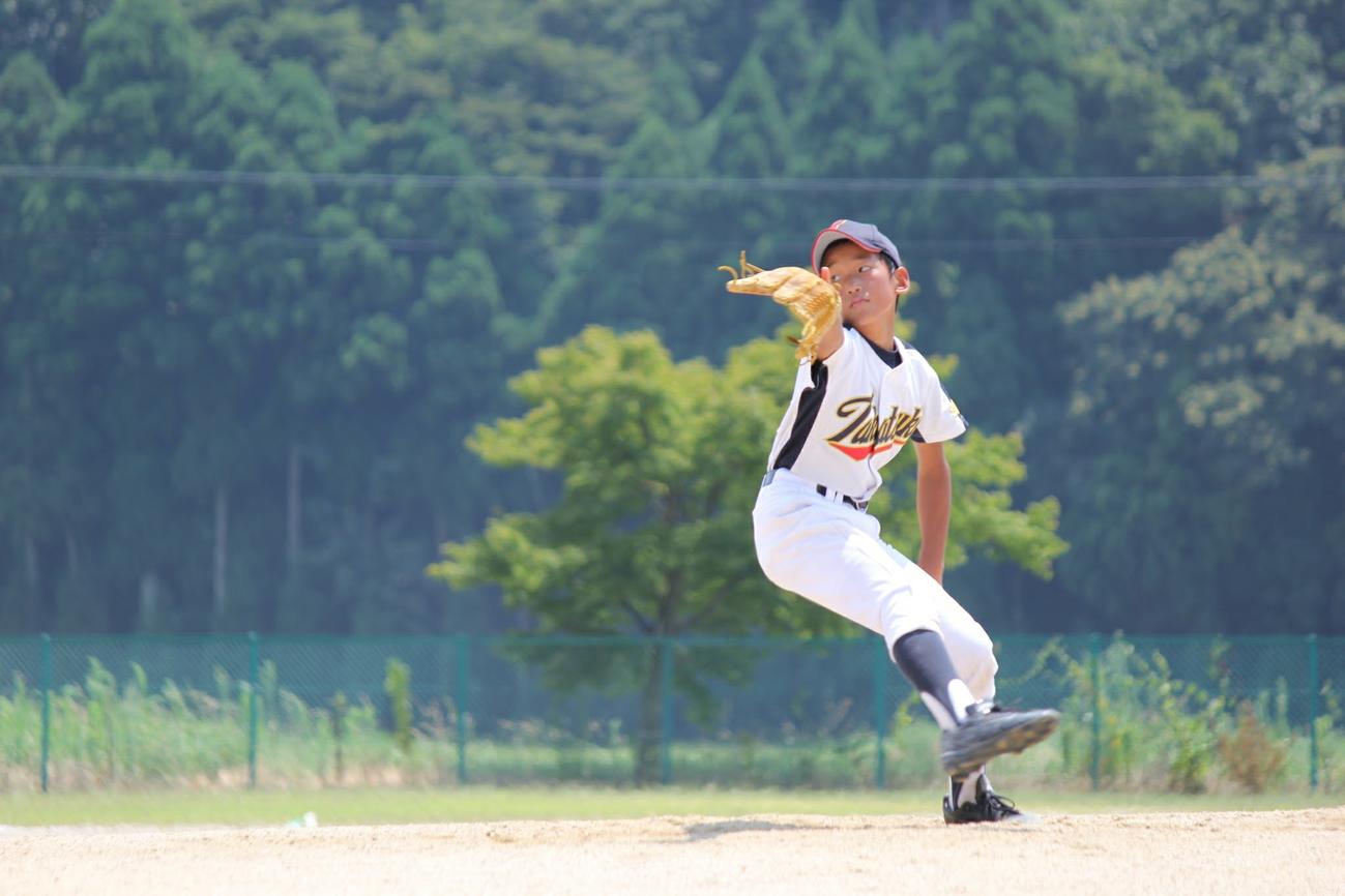 大阪桐蔭・前田は小学5年時に滋賀・高月町野球スポーツ少年団の選手としてマウンドで投球した（家族提供）