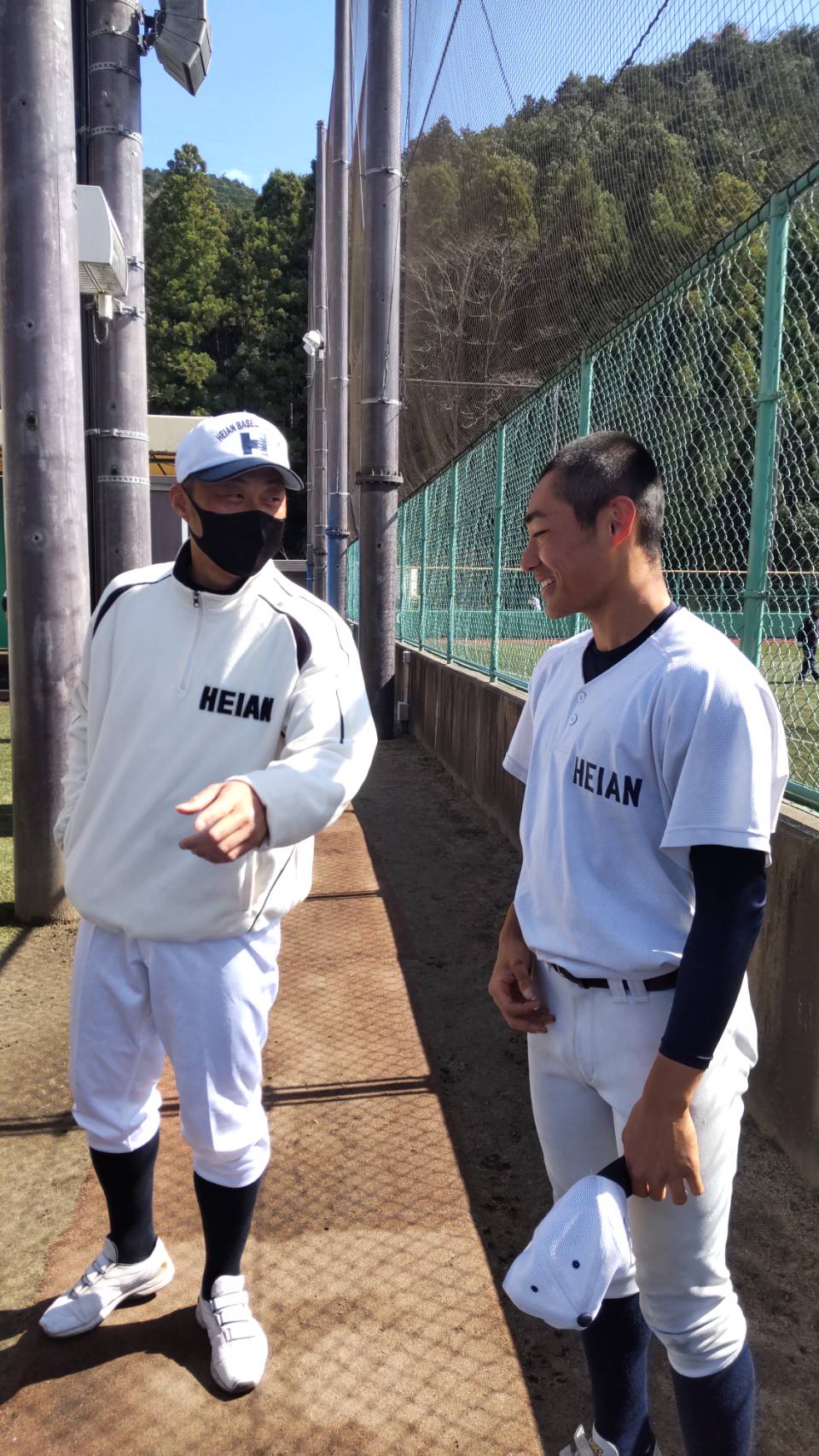 選手を指導する龍谷大平安・川口知哉コーチ（撮影・柏原誠）