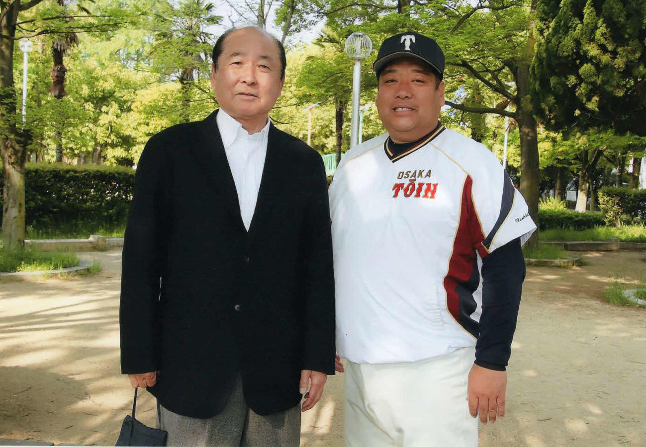 大阪桐蔭前監督の長沢和雄氏（左）は数年前、豊中ローズ球場で西谷浩一監督を激励した（長沢氏提供）