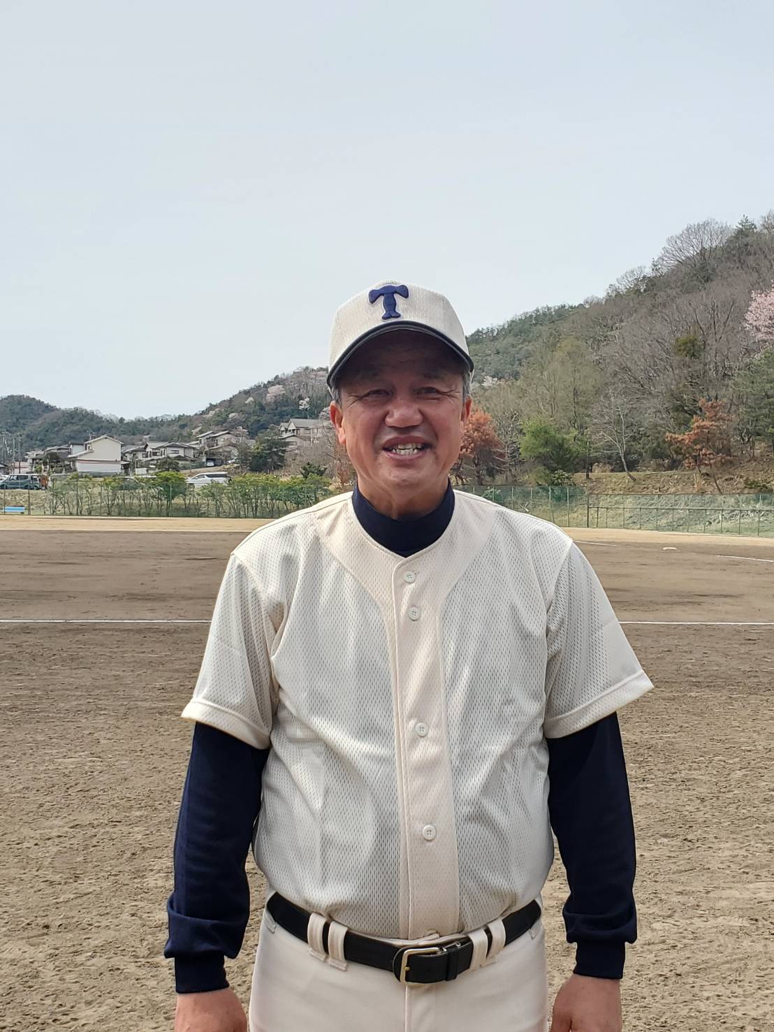 東洋大姫路の岡田龍生新監督が始動し、母校のユニホーム姿を披露した