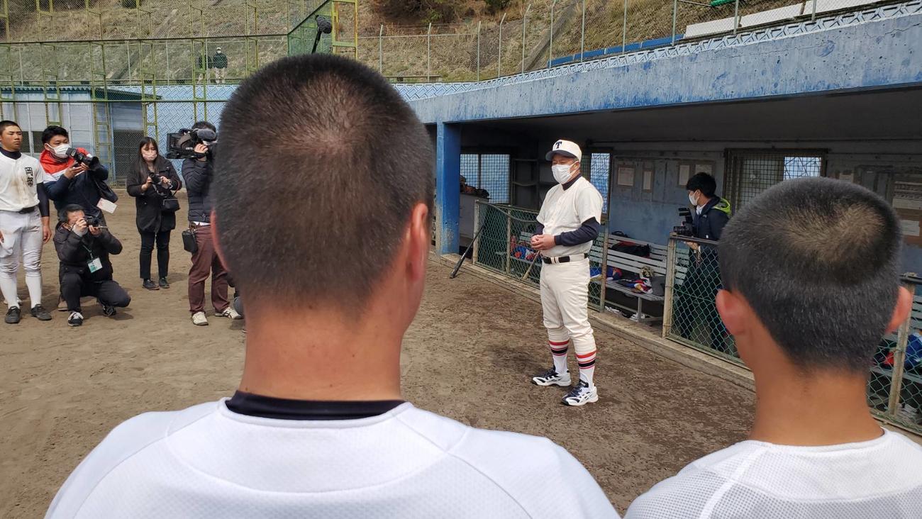 東洋大姫路の岡田龍生新監督が始動し、ナインの前で思いを伝えた
