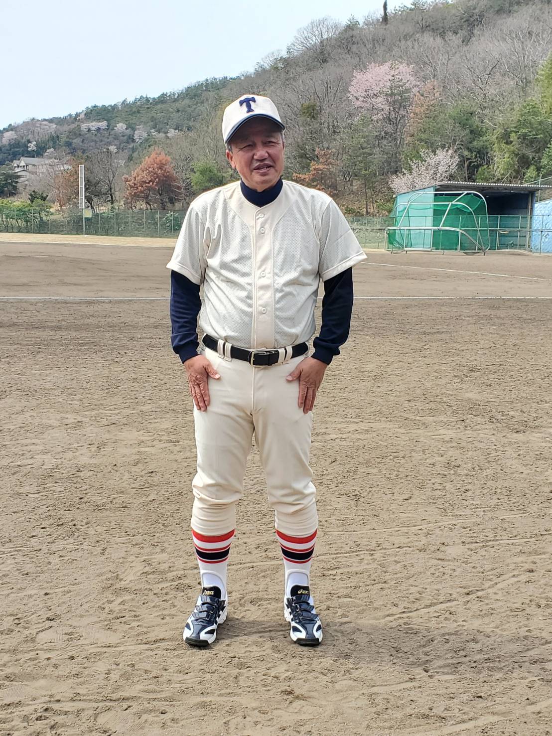 東洋大姫路の岡田龍生新監督が始動し、母校のユニホーム姿を披露した