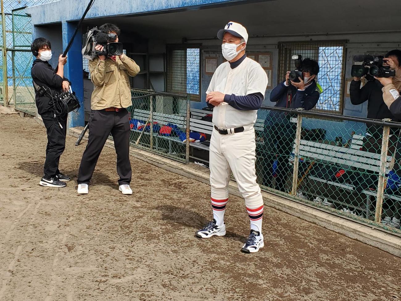 東洋大姫路の岡田龍生新監督が始動し、ナインの前で思いを伝えた