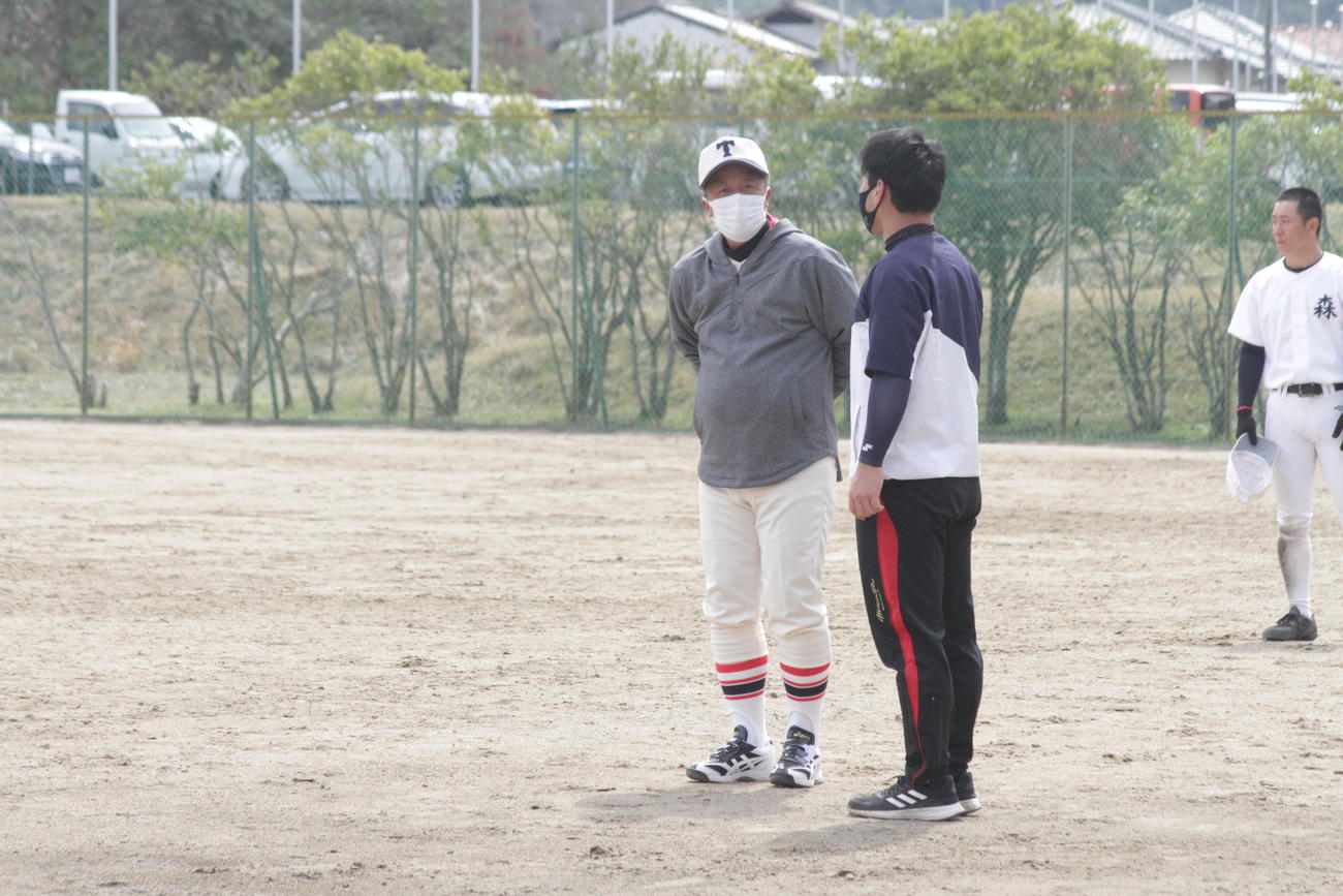 東洋大姫路の岡田龍生新監督が始動し、スタッフと打ち合わせした