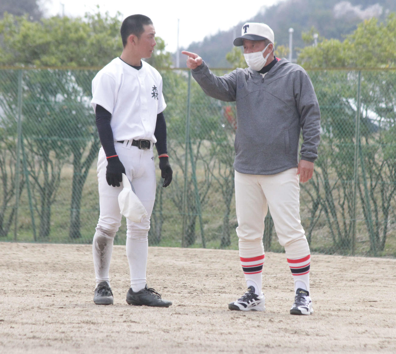 東洋大姫路の岡田龍生新監督が始動し、エースの森健人投手にチーム事情を聞いた