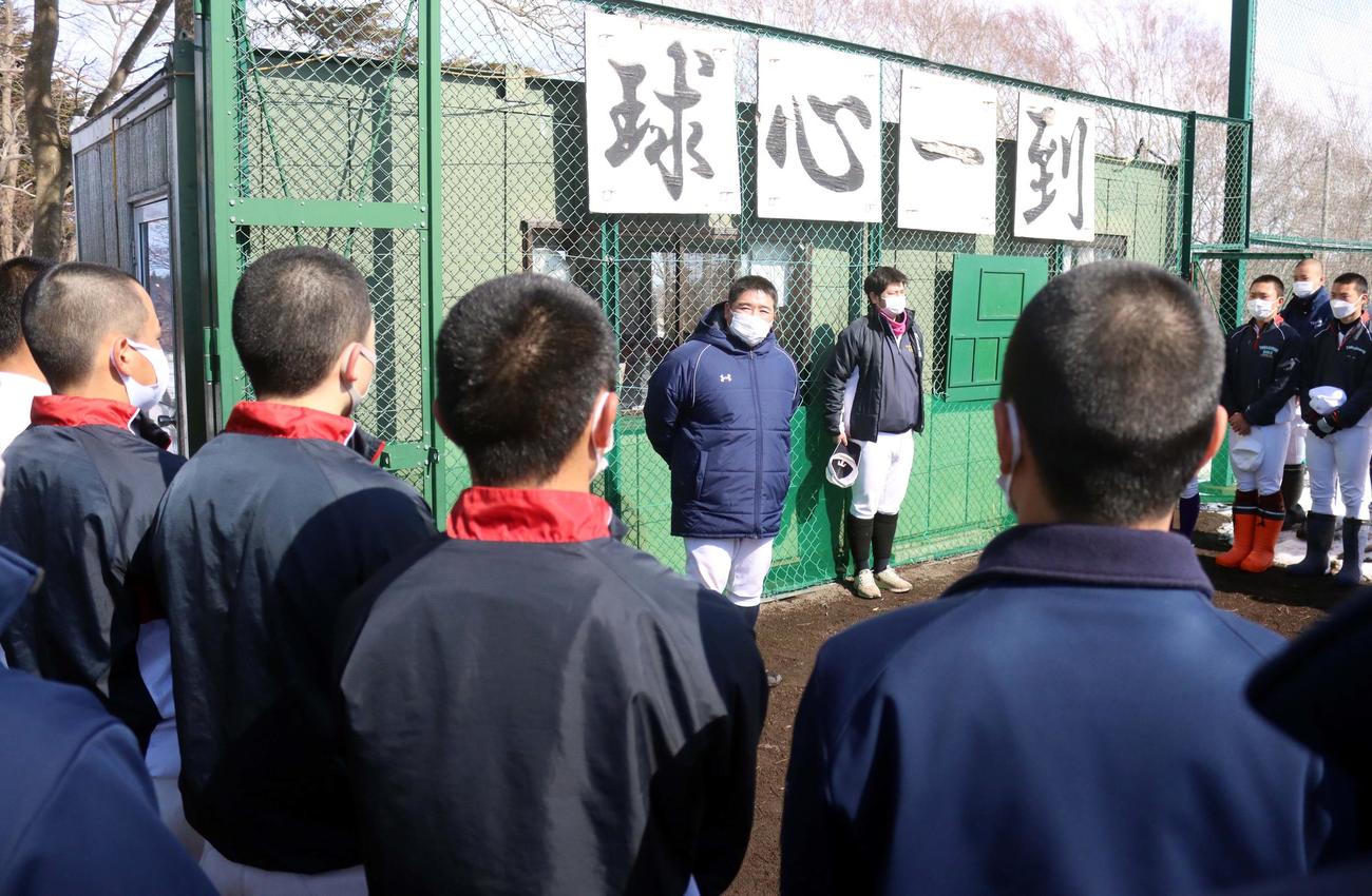 選手たちと対面しあいさつする酪農学園大とわの森三愛の前田新副部長（中央）。中央右は木村監督（撮影・永野高輔）