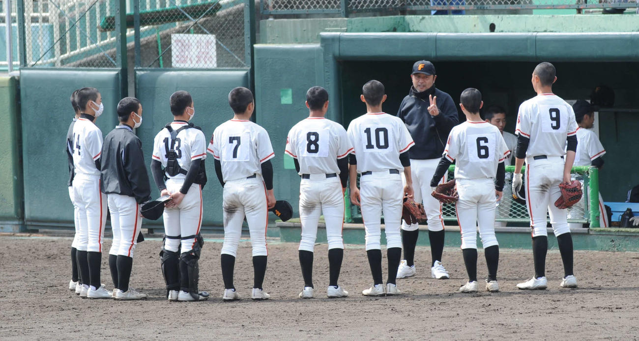 選手たちに指示を送る富士の稲木監督