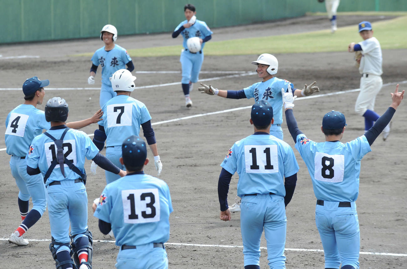 コールド勝ちを決めて喜ぶ富士宮東の選手たち　　