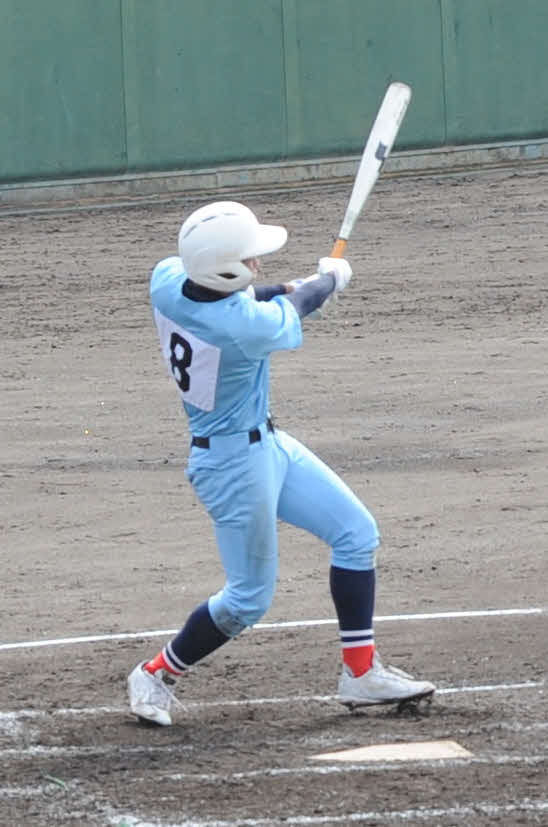 4回に左前適時打を放つ富士宮東の大谷　