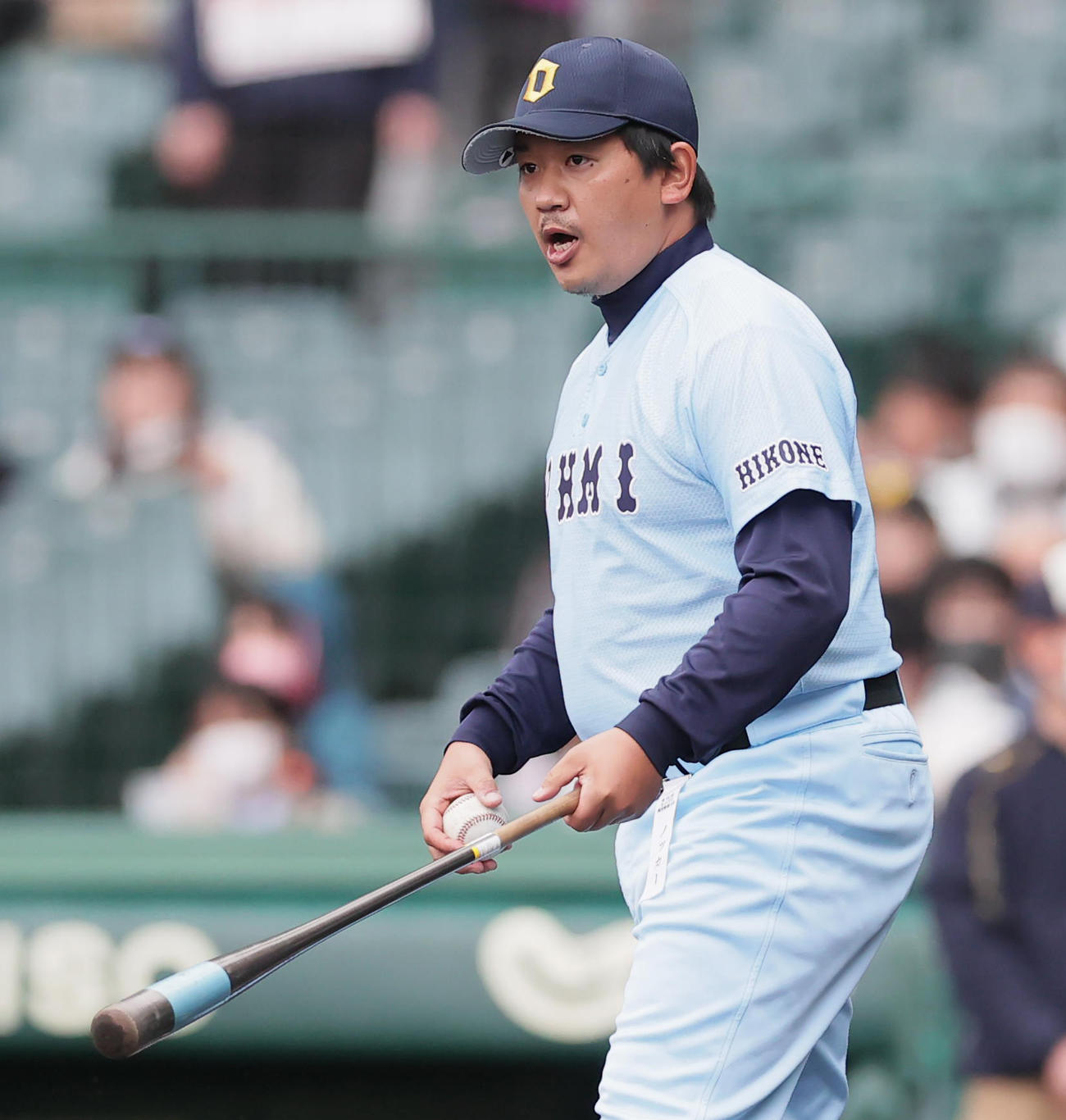 大阪桐蔭対近江　試合前にノックを行う近江・小森博之コーチ（撮影・野上伸悟）