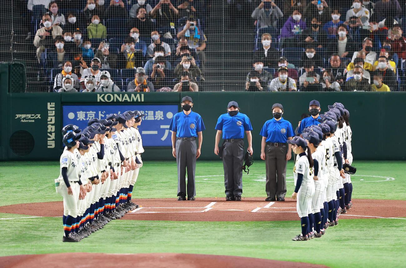 福井工大福井対神戸弘陵　試合前、整列する両チームの選手たち（撮影・垰建太）