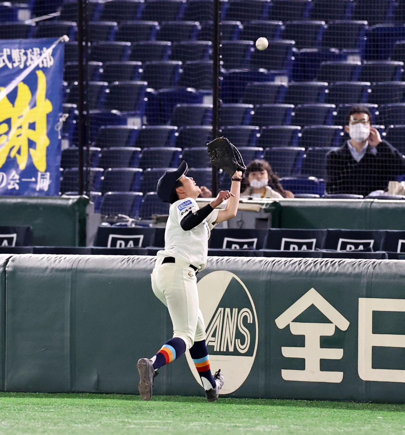 福井工大福井対神戸弘陵　3回裏神戸弘陵1死、小林は並木の一邪飛を追ってフェンス際で捕球（撮影・加藤哉）