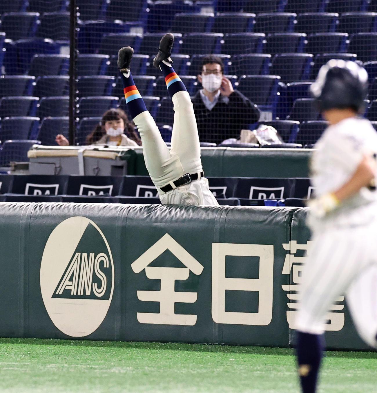 福井工大福井対神戸弘陵　3回裏神戸弘陵1死、小林は並木の一邪飛を追ってフェンス際で捕球したが勢い余ってそのまま体ごと乗り越えてしまう（撮影・加藤哉）