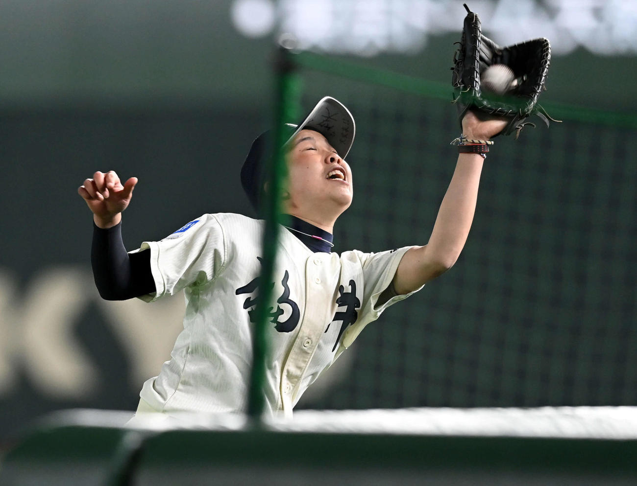 福井工大福井対神戸弘陵　3回裏神戸弘陵無死、並木かなの飛球を好捕する小林（撮影・たえ見朱実）