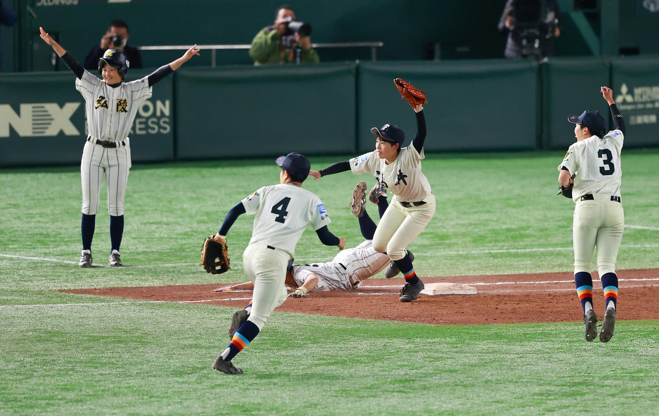 福井工大福井対神戸弘陵　タイブレーク10回裏神戸弘陵2死三塁、並木（左）を二ゴロに仕留め勝利しグラブを掲げる吉森（中央）（撮影・垰建太）