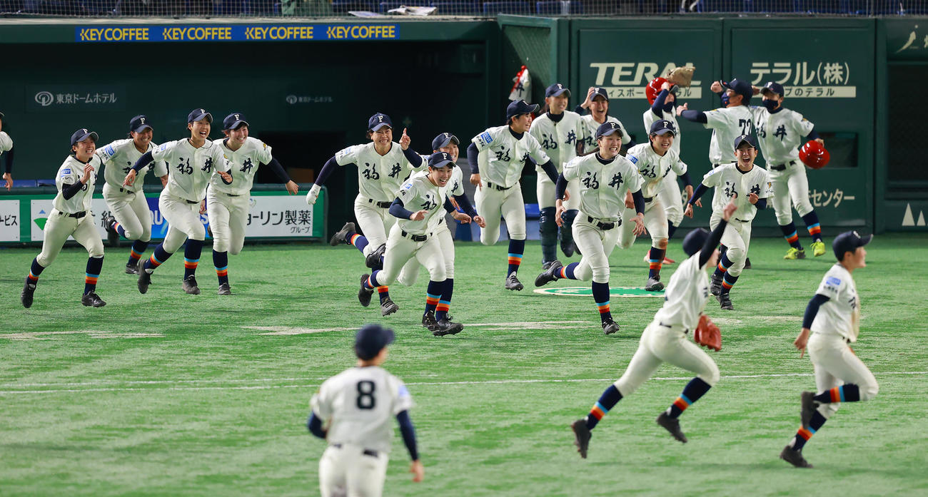 福井工大福井対神戸弘陵　タイブレークを制しマウンド上で歓喜の福井工大福井ナイン（撮影・垰建太）