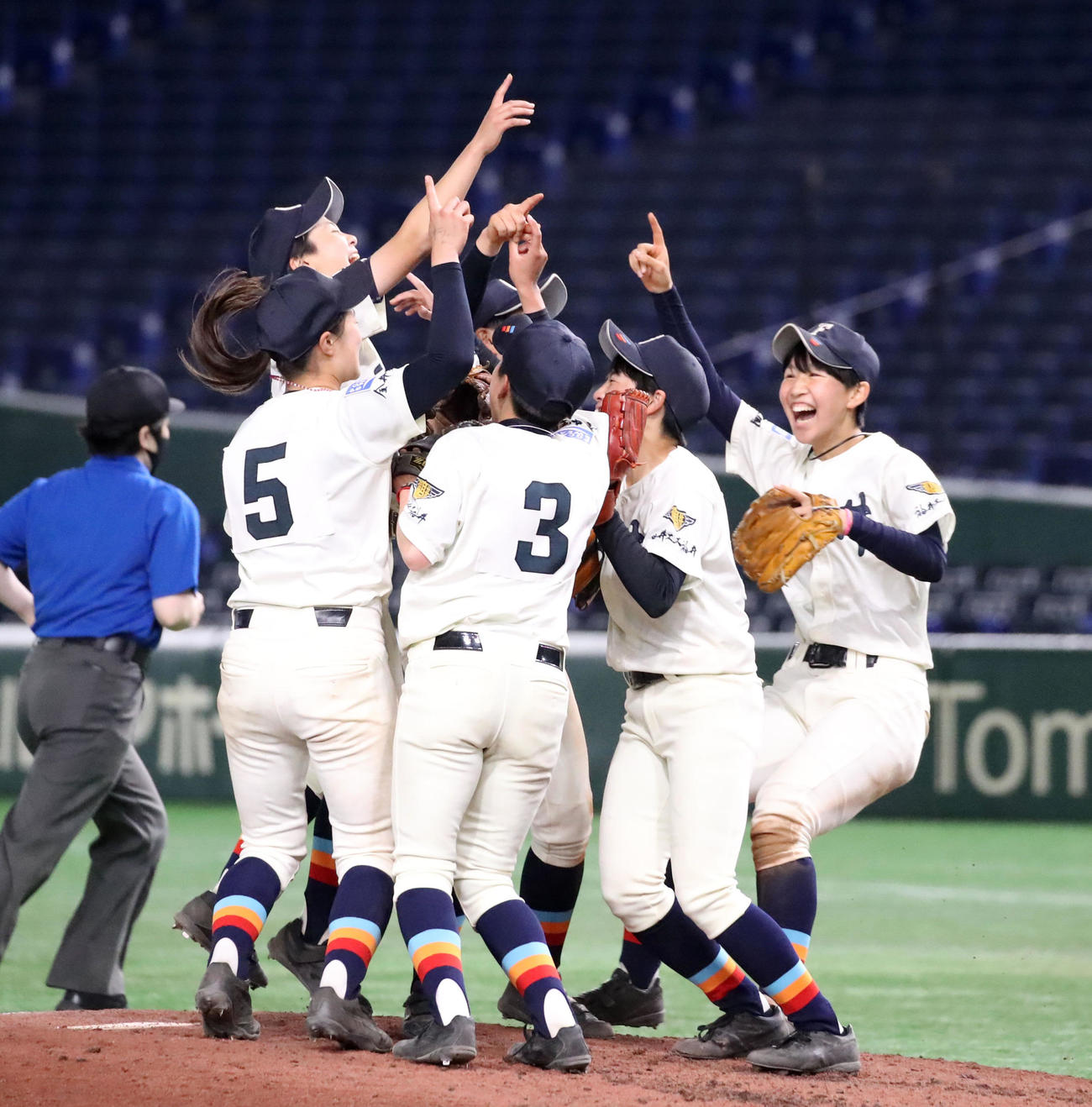 福井工大福井対神戸弘陵　10回裏神戸弘陵2死三塁、並木加奈を二ゴロに仕留めて優勝を決めマウンドに笑顔で集まる福井工大福井ナインたち（撮影・加藤哉）