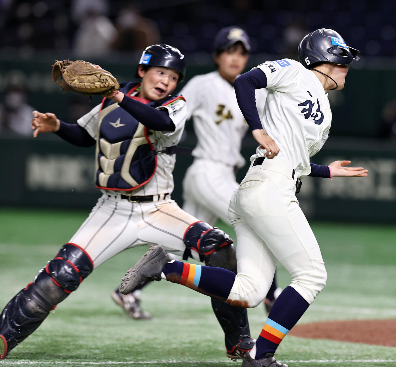 福井工大福井対神戸弘陵　10回表福井工大福井1死二、三塁、東の二ゴロで本塁生還する三塁走者坂井。捕手は安藤（撮影・加藤哉）