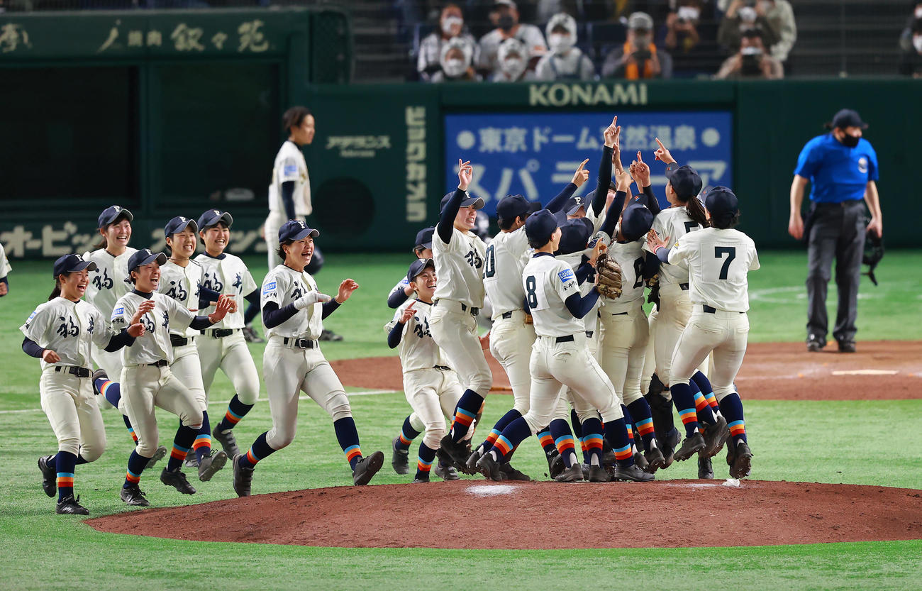 福井工大福井対神戸弘陵　タイブレークを制し歓喜する福井工大福井ナイン（撮影・垰建太）