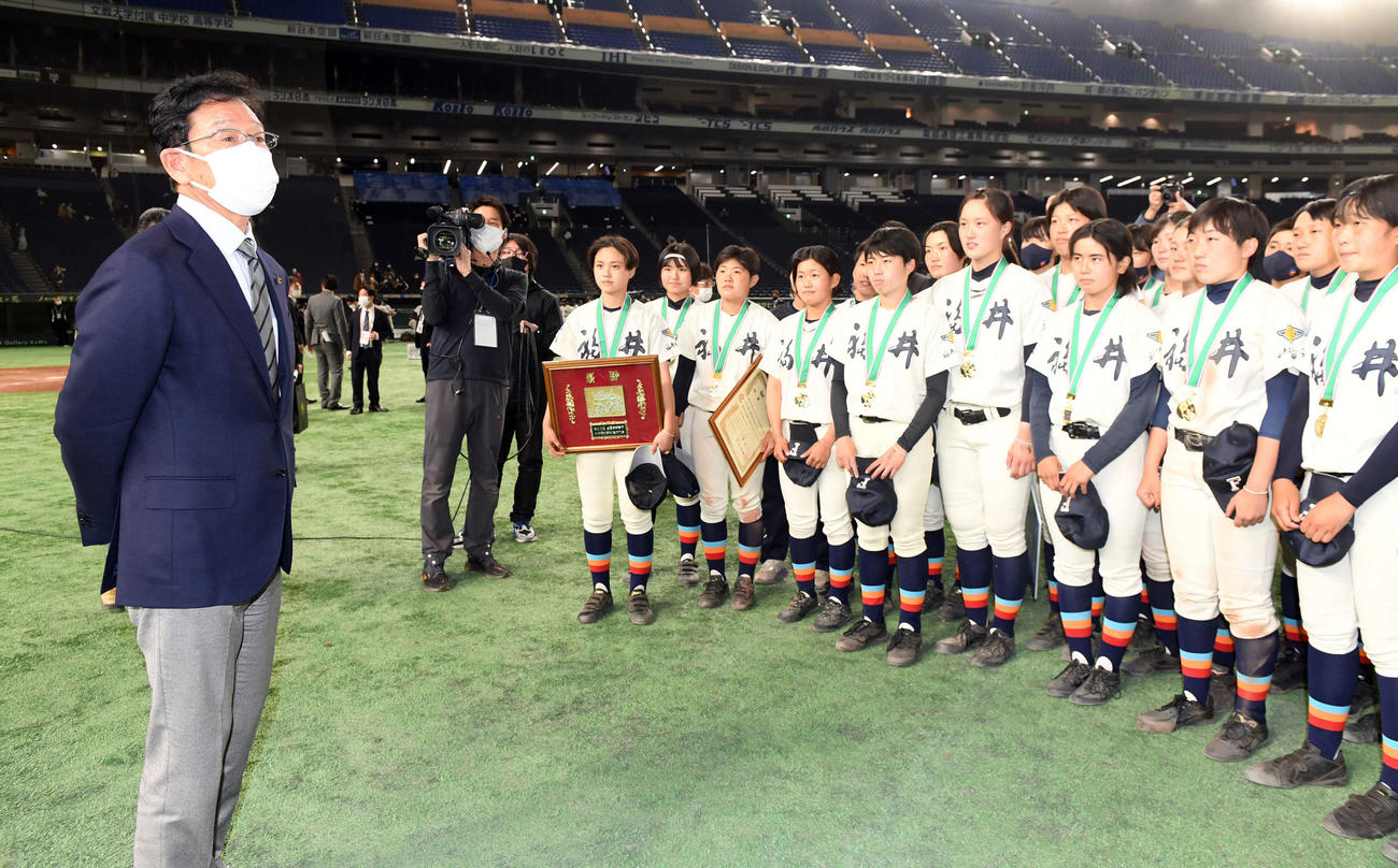 福井工大福井対神戸弘陵　優勝を飾った福井工大福井ナインに声をかける栗山侍ジャパン監督（撮影・たえ見朱実）