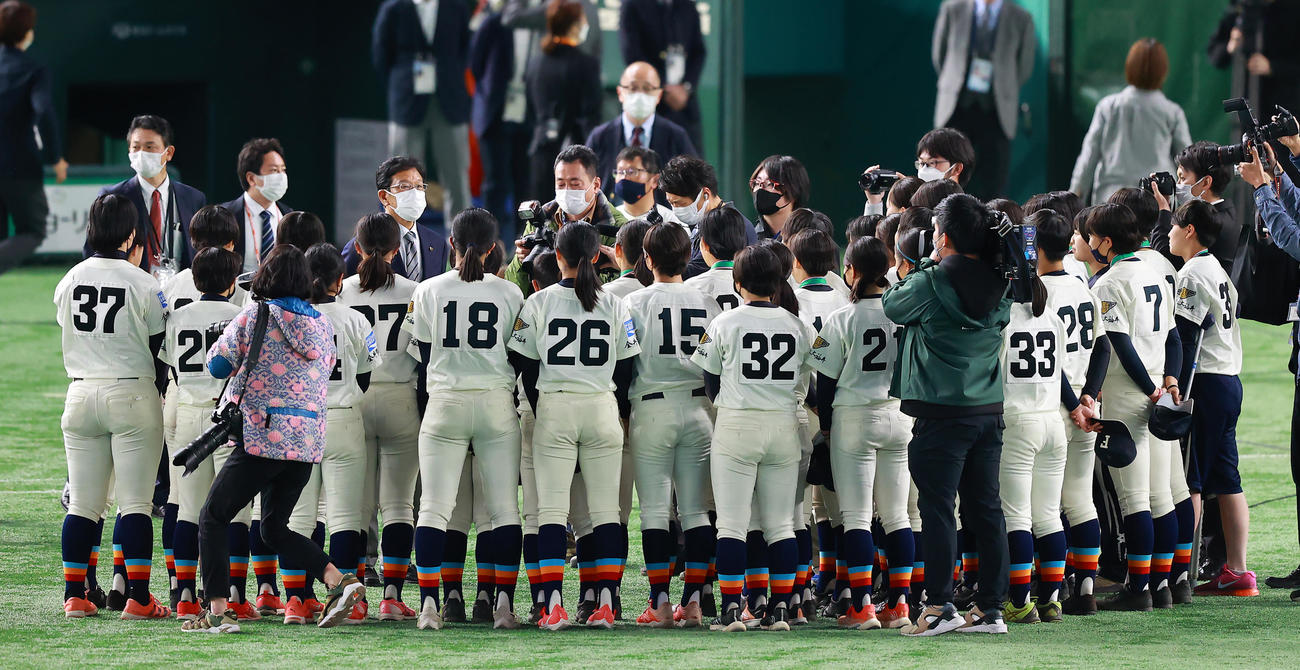 福井工大福井対神戸弘陵　優勝を決めた福井工大福井ナインに祝福の言葉をかける侍ジャパン栗山監督（撮影・垰建太）