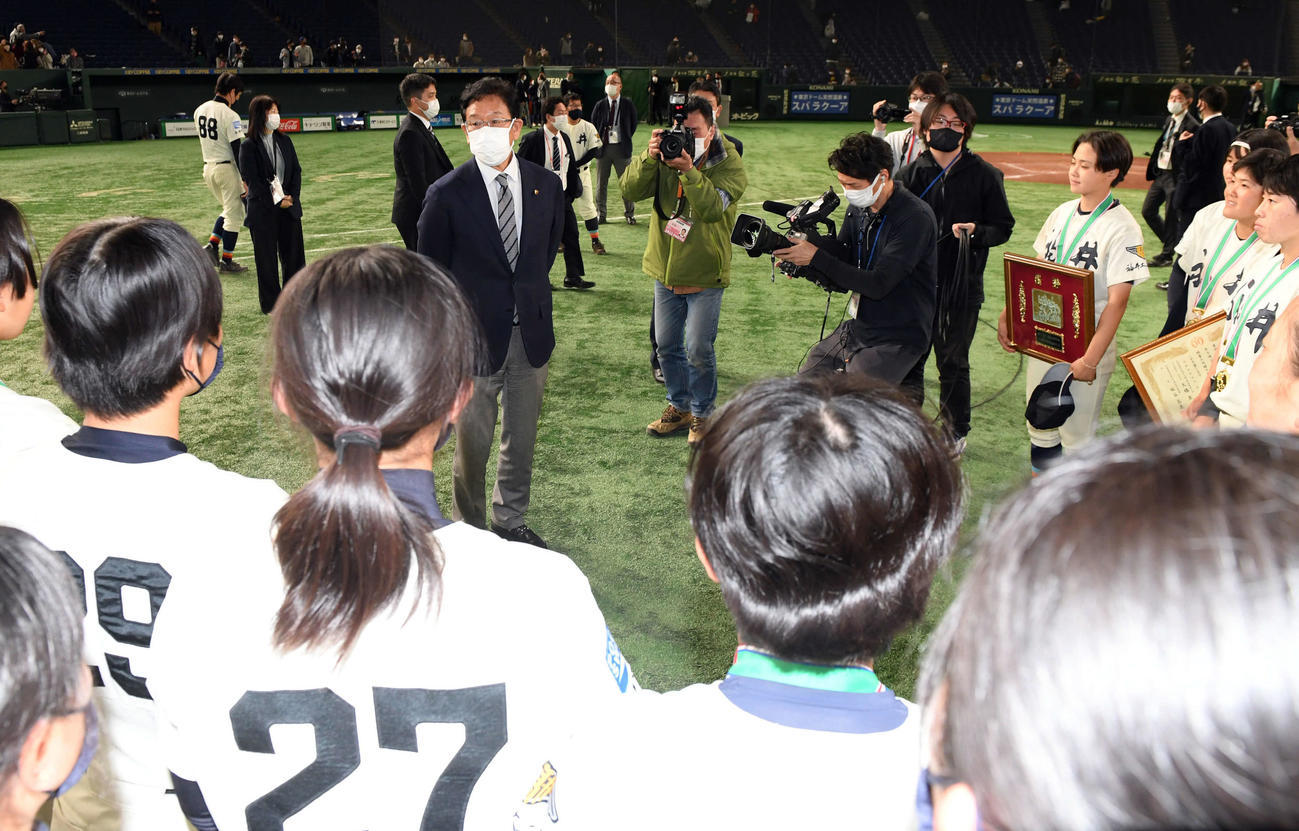 福井工大福井対神戸弘陵　優勝を飾った福井工大福井ナインに声をかける栗山侍ジャパン監督（撮影・たえ見朱実）