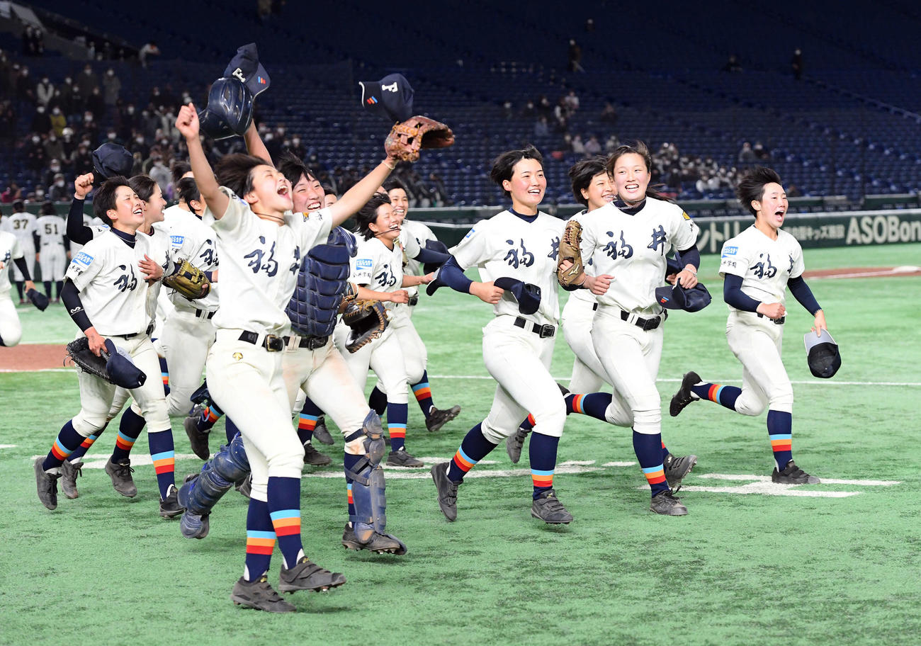 福井工大福井対神戸弘陵　優勝をし喜びを爆発させる福井工大福井の選手たち（撮影・たえ見朱実）