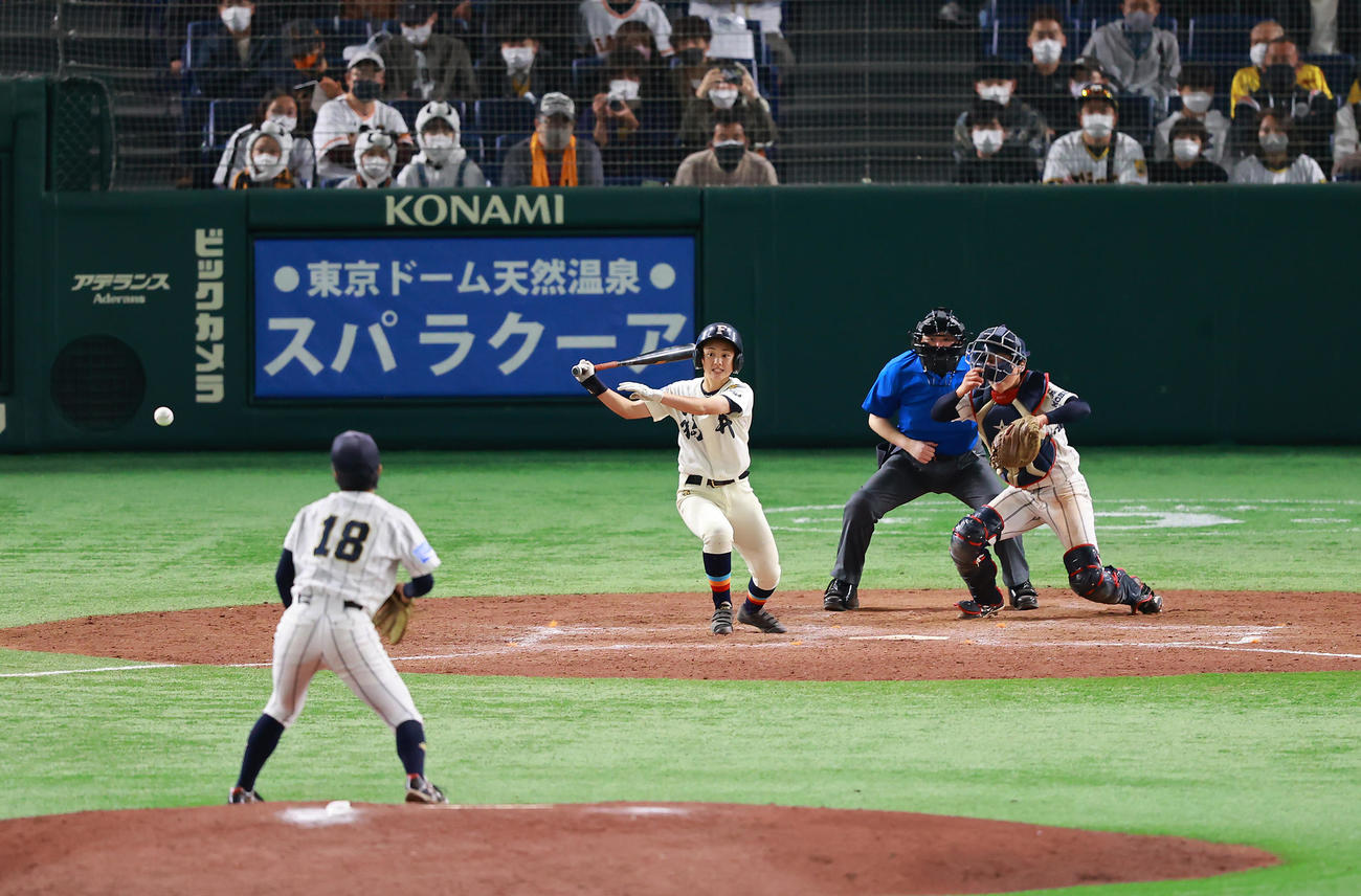 福井工大福井対神戸弘陵　タイブレーク10回表福井工大福井1死二、三塁、二ゴロに倒れる東。この間に三走坂井が生還し勝ち越す（撮影・垰建太）