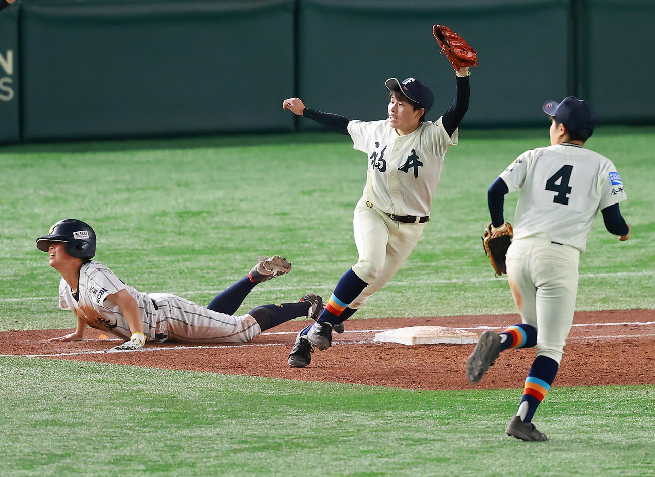 福井工大福井対神戸弘陵　タイブレーク10回裏神戸弘陵2死三塁、並木（左）を二ゴロに仕留め勝利しグラブを掲げる吉森（中央）（撮影・垰建太）