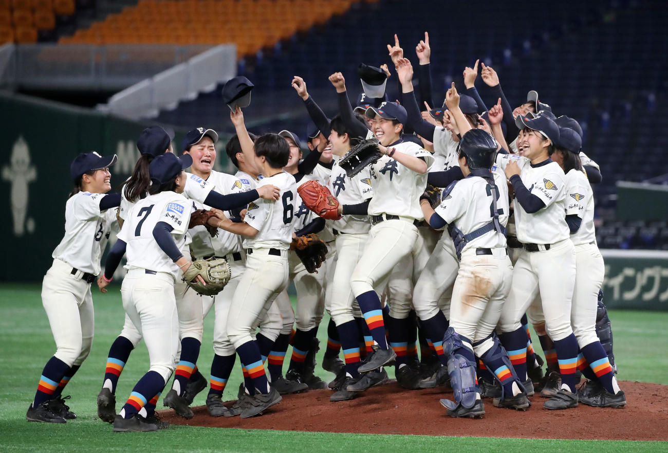 福井工大福井対神戸弘陵　10回裏、タイブレークを制し優勝を決めマウンドに笑顔で集まる福井工大福井ナインたち（撮影・加藤哉）