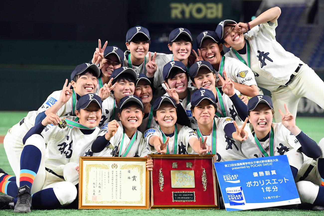 優勝を飾り笑顔を見せる福井工大福井の選手たち（撮影・たえ見朱実）