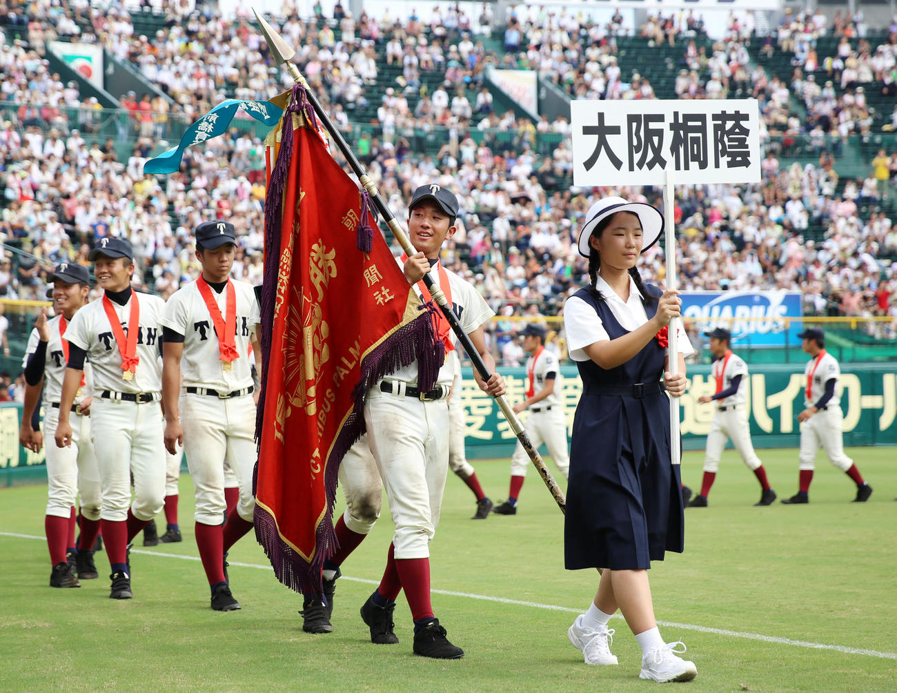 14年夏の甲子園を制し、閉会式で場内1周する中村誠主将ら大阪桐蔭ナイン