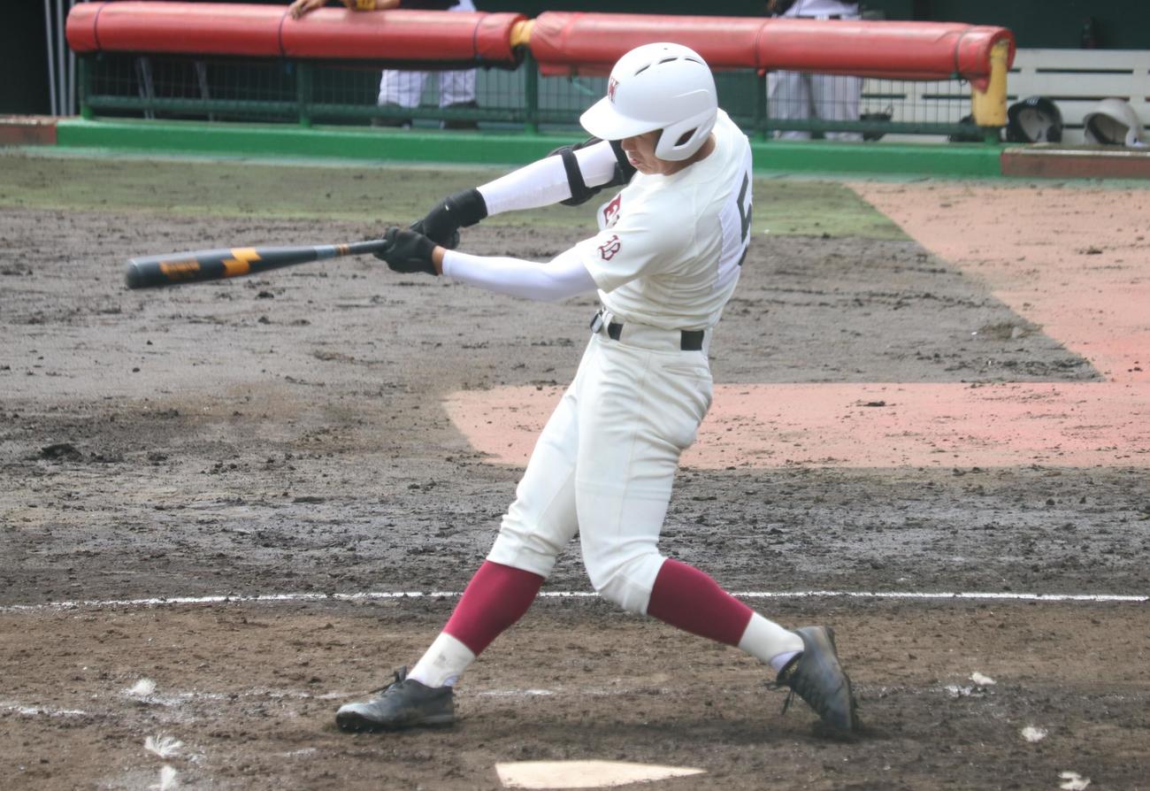 武蔵丘対早実　5回裏早実無死一塁、この日3本目の安打を右前へ放つ、寿田悠毅外野手（撮影・阿部泰斉）