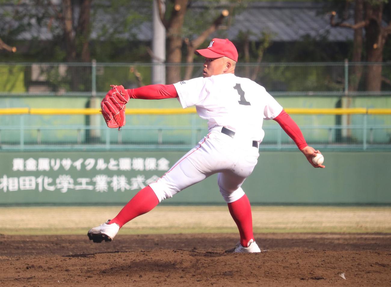 明星対成瀬　8回に登板し、1イニングを1安打2奪三振、無失点に抑えた明星・長島（撮影・阿部泰斉）