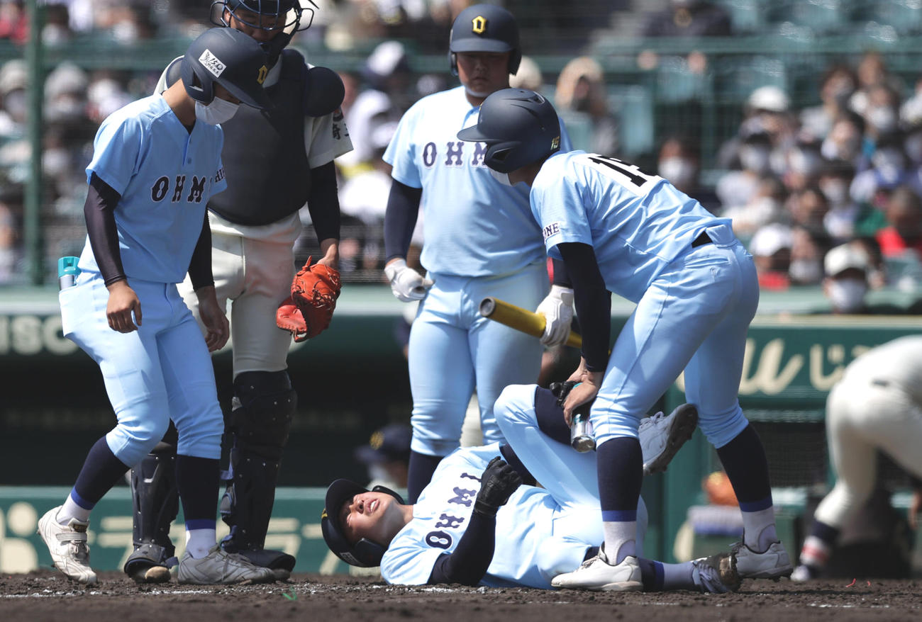 センバツ準決勝の浦和学院戦で足に死球を受け痛がる近江・山田陽翔（2022年3月30日撮影）