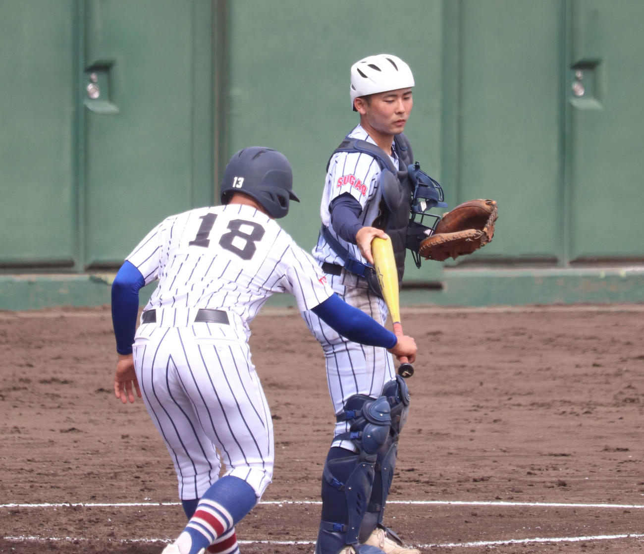 東海大菅生対聖パウロ学園　ゲームセットとなり、相手にバットを渡す福原聖矢捕手（撮影・阿部泰斉）