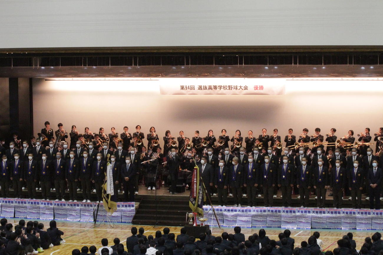 センバツの優勝報告会で壇上に立つ大阪桐蔭ナインを後方の吹奏楽部が演奏でたたえた