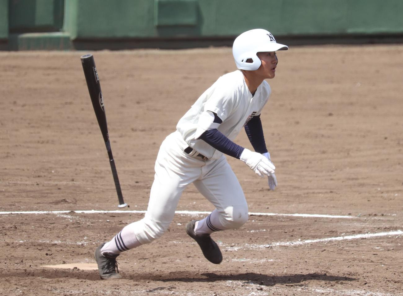 日大三対江戸川　5回裏日大三2死満塁、右翼ポール際に満塁本塁打を放つ藤巻一洸外野手（撮影・阿部泰斉）