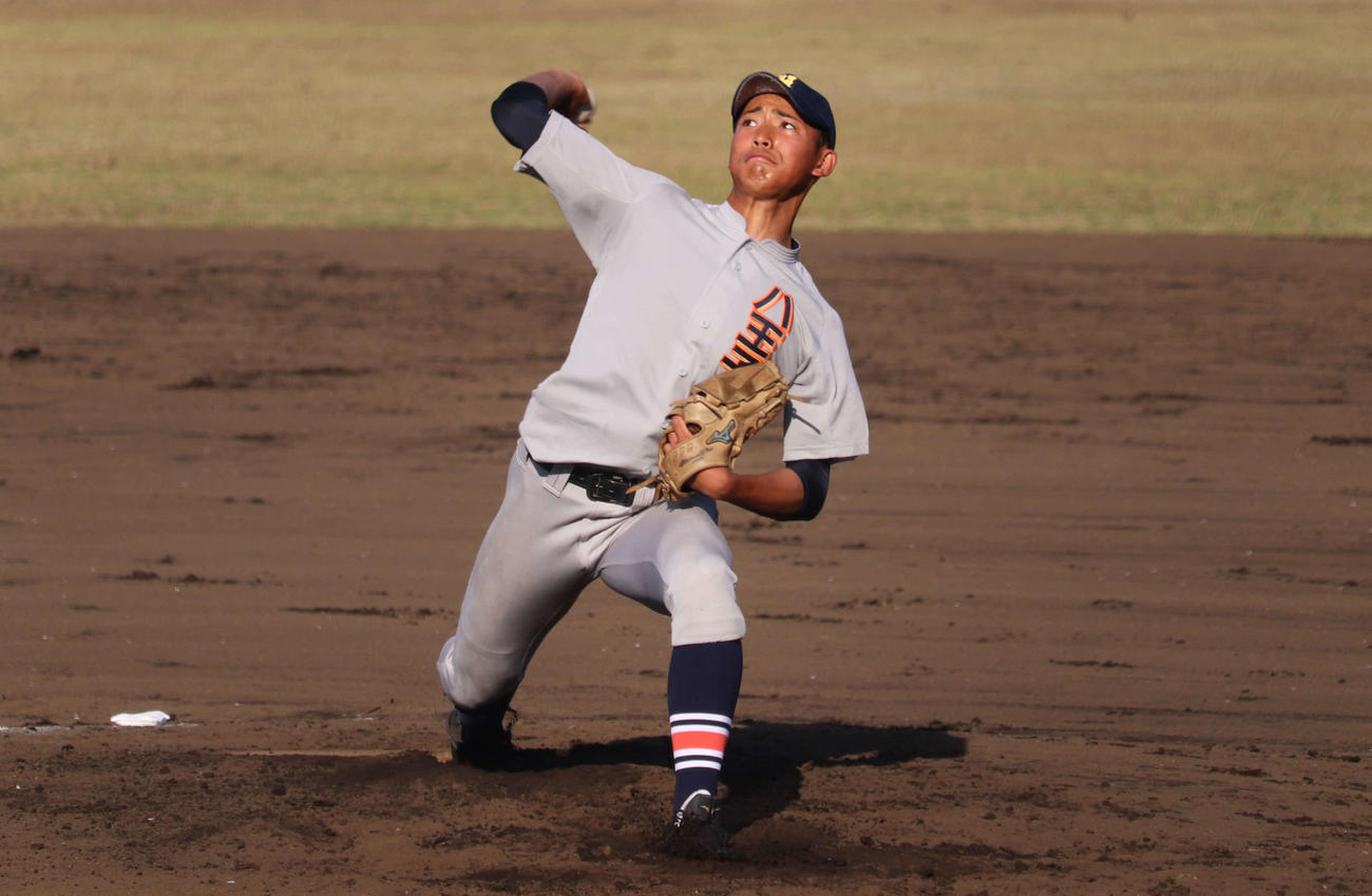 郁文館対八王子学園八王子　先発した星野翔太投手（撮影・阿部泰斉）